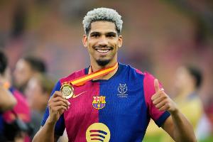 TA:巴萨中卫阿劳霍预计将留队 希望出售克里斯滕森但球员想留队